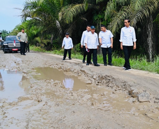 Momen Jokowi Tinjau Jalan Rusak Parah Penuh Kubangan Lumpur di Labuhanbatu Utara