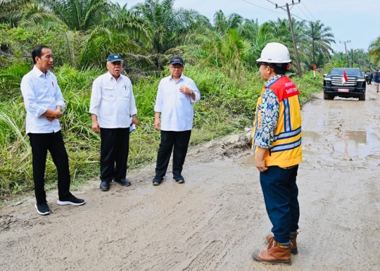 Momen Jokowi Tinjau Jalan Rusak Parah Penuh Kubangan Lumpur di Labuhanbatu Utara