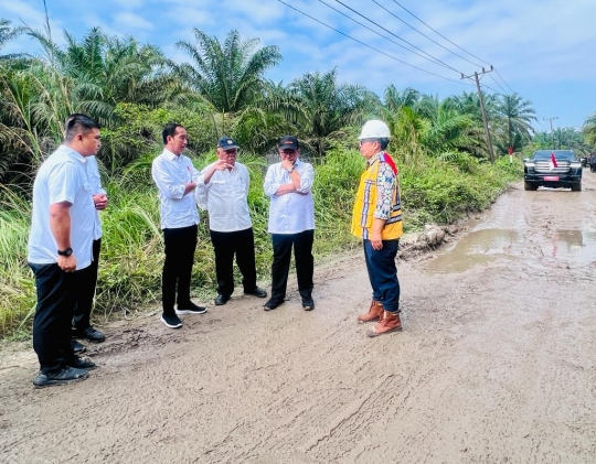 Momen Jokowi Tinjau Jalan Rusak Parah Penuh Kubangan Lumpur di Labuhanbatu Utara