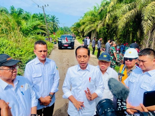 Momen Jokowi Tinjau Jalan Rusak Parah Penuh Kubangan Lumpur di Labuhanbatu Utara