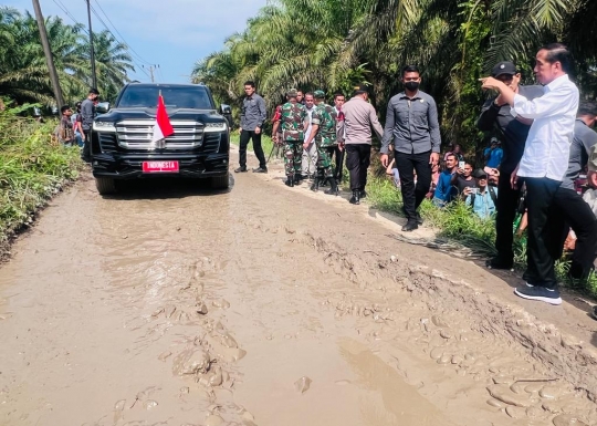 Momen Jokowi Tinjau Jalan Rusak Parah Penuh Kubangan Lumpur di Labuhanbatu Utara