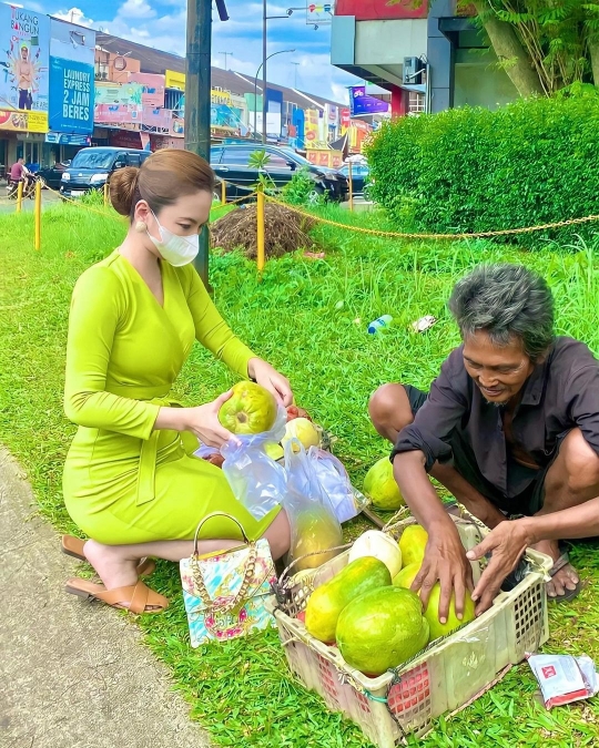 Tak Gengsi, Bu Kombes Cantik Heni Tania Beli Pindang Bandeng & Cobek di Pinggir Jalan