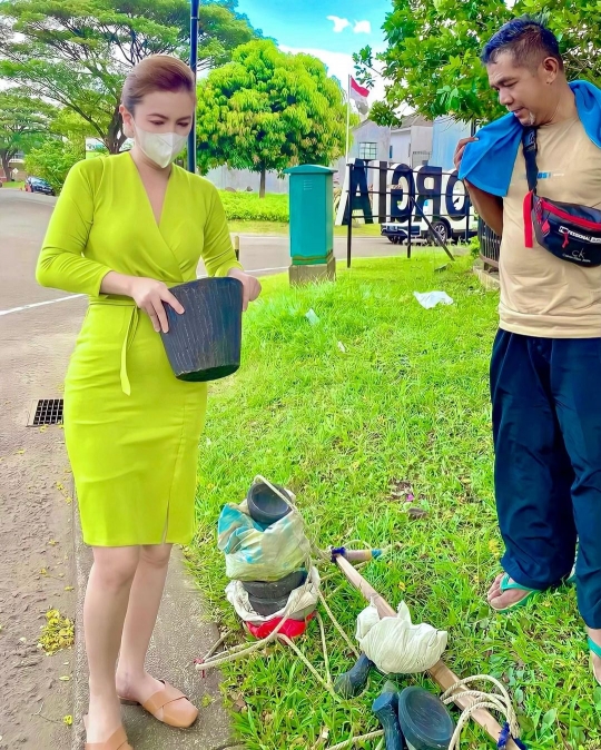 Tak Gengsi, Bu Kombes Cantik Heni Tania Beli Pindang Bandeng & Cobek di Pinggir Jalan