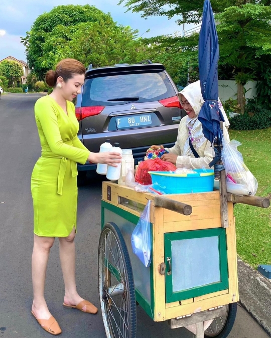 Tak Gengsi, Bu Kombes Cantik Heni Tania Beli Pindang Bandeng & Cobek di Pinggir Jalan