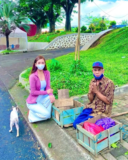 Tak Gengsi, Bu Kombes Cantik Heni Tania Beli Pindang Bandeng & Cobek di Pinggir Jalan