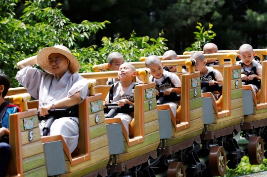 Kegembiraan Biksu Cilik Naik Wahana di Taman Hiburan Everland