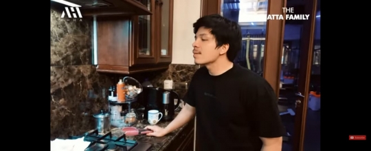Potret Atta Halilintar Siapkan Banyak Makanan Untuk Aurel Hermansyah yang Lagi Ngidam