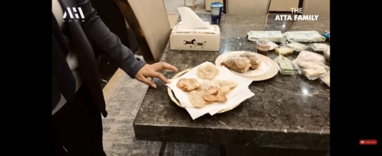 Potret Atta Halilintar Siapkan Banyak Makanan Untuk Aurel Hermansyah yang Lagi Ngidam