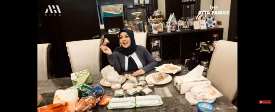 Potret Atta Halilintar Siapkan Banyak Makanan Untuk Aurel Hermansyah yang Lagi Ngidam