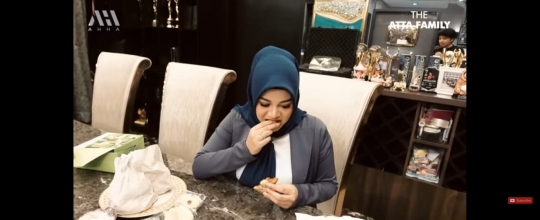 Potret Atta Halilintar Siapkan Banyak Makanan Untuk Aurel Hermansyah yang Lagi Ngidam