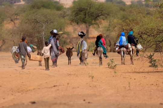 Perjuangan Warga Sudan Melarikan Diri dari Konflik Naik Keledai