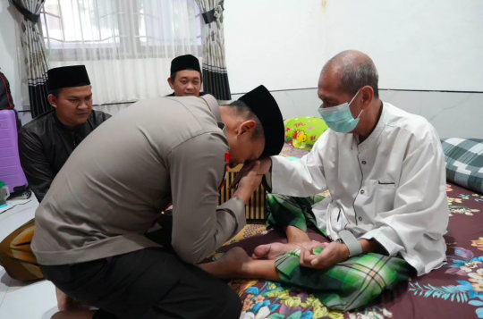 Untuk Memperkuat Pondasi diri, Wakapolda Banten Silaturahmi & Sungkem Ke Ulama