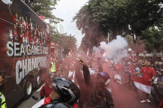 Ribuan Suporter Menyemut Padati Arak-arakan Timnas Indonesia U-22