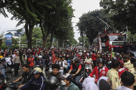 Ribuan Suporter Menyemut Padati Arak-arakan Timnas Indonesia U-22