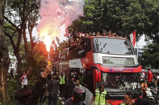 Ribuan Suporter Menyemut Padati Arak-arakan Timnas Indonesia U-22