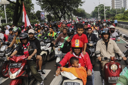 Ribuan Suporter Menyemut Padati Arak-arakan Timnas Indonesia U-22