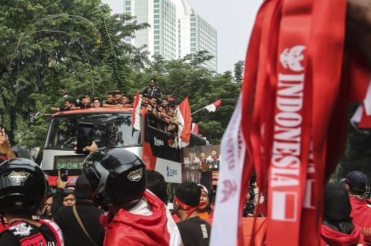 Ribuan Suporter Menyemut Padati Arak-arakan Timnas Indonesia U-22