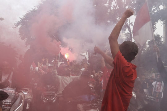 Ribuan Suporter Menyemut Padati Arak-arakan Timnas Indonesia U-22