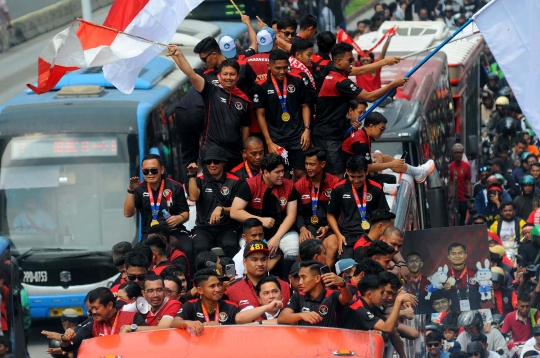 Penampakan Lautan Suporter Kawal Arak-arakan Timnas Indonesia U-22