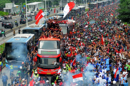 Penampakan Lautan Suporter Kawal Arak-arakan Timnas Indonesia U-22