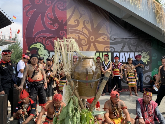 Melihat Prosesi Ritual Adat Ngampar Bide Jelang Pekan Gawai Dayak