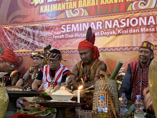 Melihat Prosesi Ritual Adat Ngampar Bide Jelang Pekan Gawai Dayak