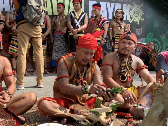 Melihat Prosesi Ritual Adat Ngampar Bide Jelang Pekan Gawai Dayak
