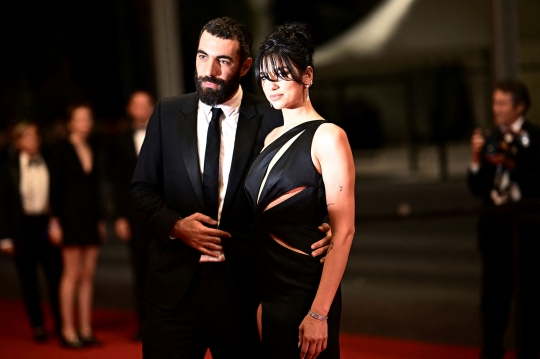 Cantiknya Dua Lipa di Festival Film Cannes, Pamer Kemesraan Bareng Pacar Baru
