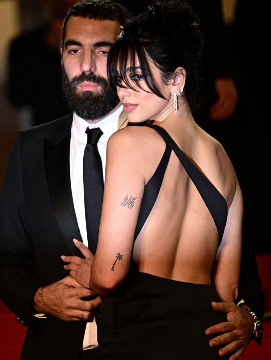 Cantiknya Dua Lipa di Festival Film Cannes, Pamer Kemesraan Bareng Pacar Baru