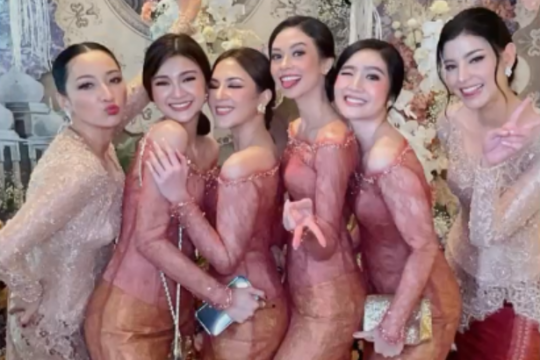 Penampilan Anggun Empat Bestie Kondang Enzy Storia sebagai Bridesmaid