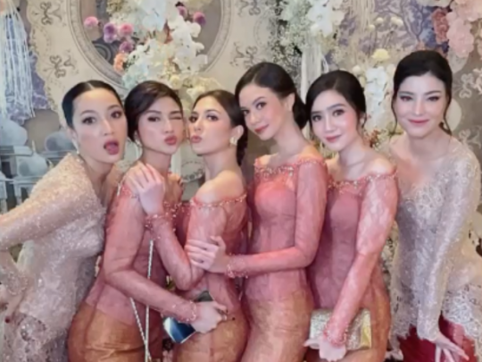 Penampilan Anggun Empat Bestie Kondang Enzy Storia sebagai Bridesmaid