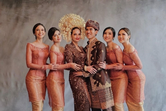 Penampilan Anggun Empat Bestie Kondang Enzy Storia sebagai Bridesmaid