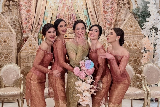 Penampilan Anggun Empat Bestie Kondang Enzy Storia sebagai Bridesmaid