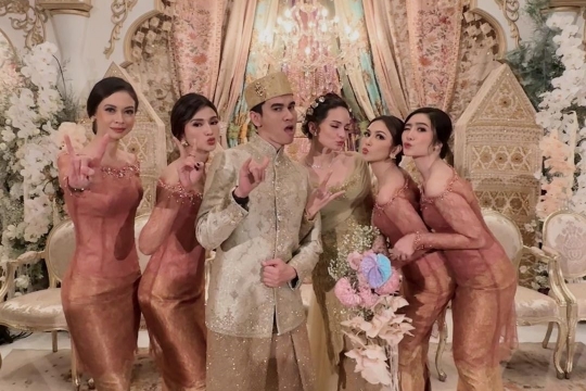 Penampilan Anggun Empat Bestie Kondang Enzy Storia sebagai Bridesmaid