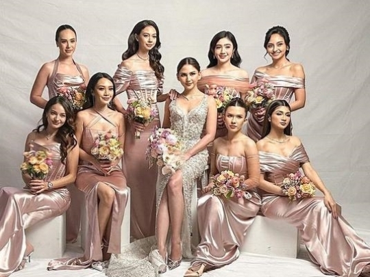 Foto Enzy Storia, Jessica Mila, Furry Citra Giliran Bridesmaid Buat Satu Sama Lain