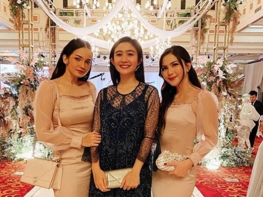 Foto Enzy Storia, Jessica Mila, Furry Citra Giliran Bridesmaid Buat Satu Sama Lain