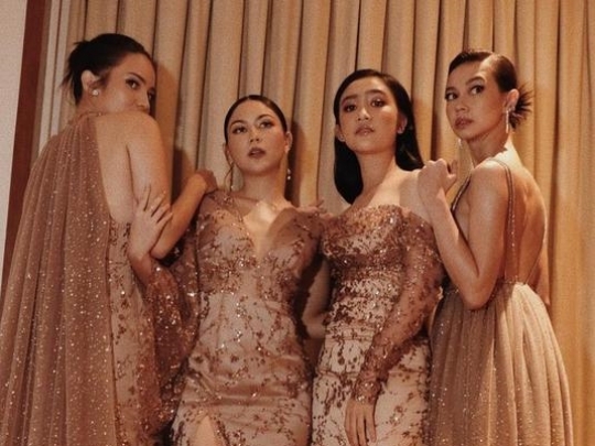 Foto Enzy Storia, Jessica Mila, Furry Citra Giliran Bridesmaid Buat Satu Sama Lain