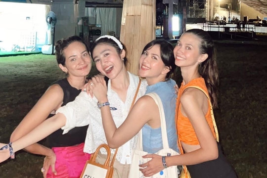 Foto Enzy Storia, Jessica Mila, Furry Citra Giliran Bridesmaid Buat Satu Sama Lain