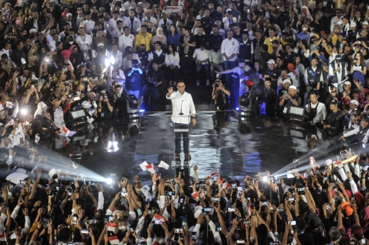 Anies Baswedan Ajak Keluarga Bertemu Ribuan Relawan di Panggung Istora Senayan