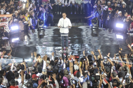 Anies Baswedan Ajak Keluarga Bertemu Ribuan Relawan di Panggung Istora Senayan