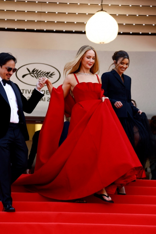 Gaun Merah Membara Jennifer Lawrence di Festival Film Cannes 2023