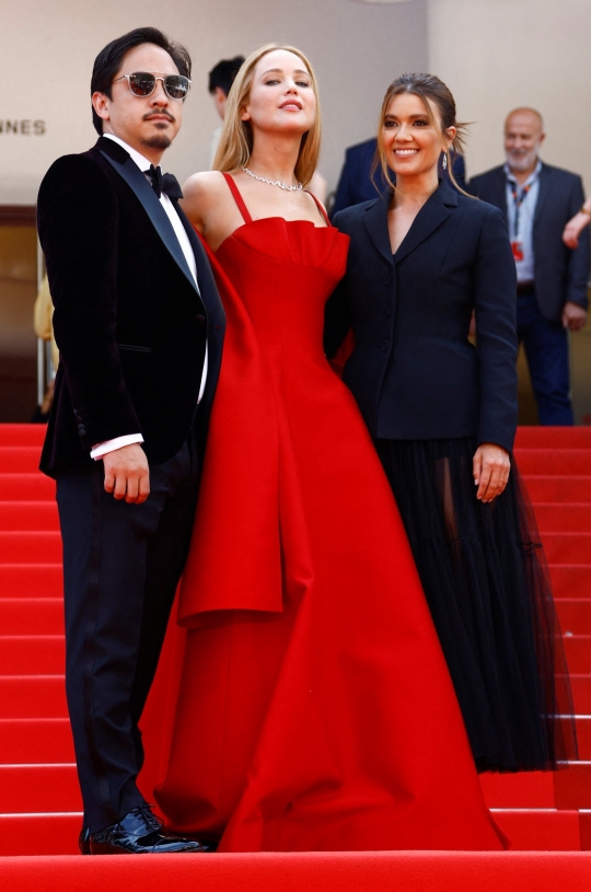 Gaun Merah Membara Jennifer Lawrence di Festival Film Cannes 2023