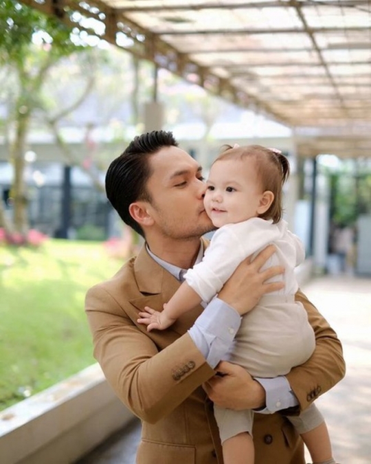 6 Potret 'Hot Daddy' Randy Pangalila Momong Putri Bulenya, Siap Jadi Ayah 2 Anak