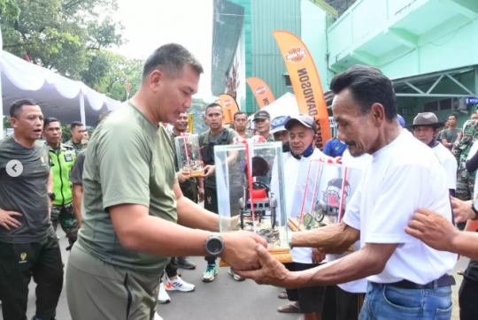 Tanpa Seragam Loreng, Intip Gaya Santai Jenderal Bintang 2 TNI Naik Becak