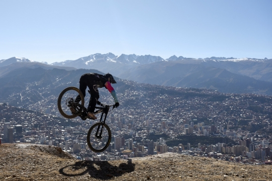 Dalam lomba ini, peserta balap harus melalui trek ekstrem di La Paz yang dikenal sebagai jalur tanjakan, tangga, dan turunan curam yang dapat memicu vertigo.