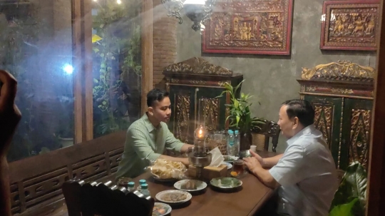 Foto Gibran Sungkem Hasto Klarifikasi Pertemuan Prabowo dan Relawan