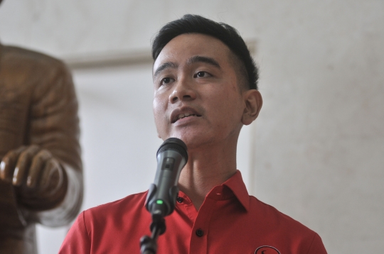 Usai Dipanggil Hasto, Gibran Keluar Markas PDIP Tanpa Senyum