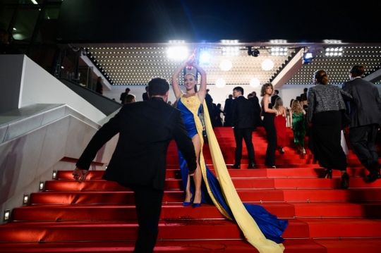 Wanita Cantik Bergaun Ukraina 'Berdarah-darah' Hebohkan Festival Film Cannes