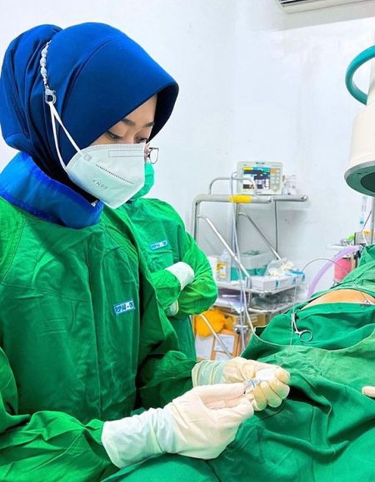 6 Potret Hemas Nura Istri Danang Pradana, Dokter Cantik Menawan yang Jarang Tersorot