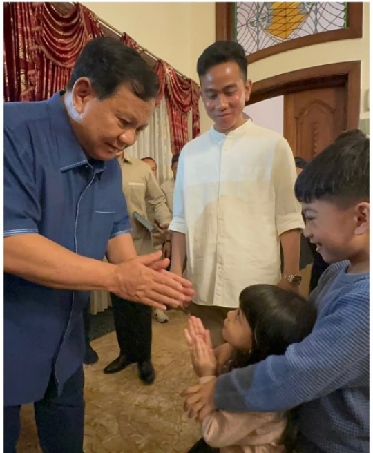 Foto-Foto Gibran dan Prabowo, dari Meja Makan Sampai Bertemu Relawan